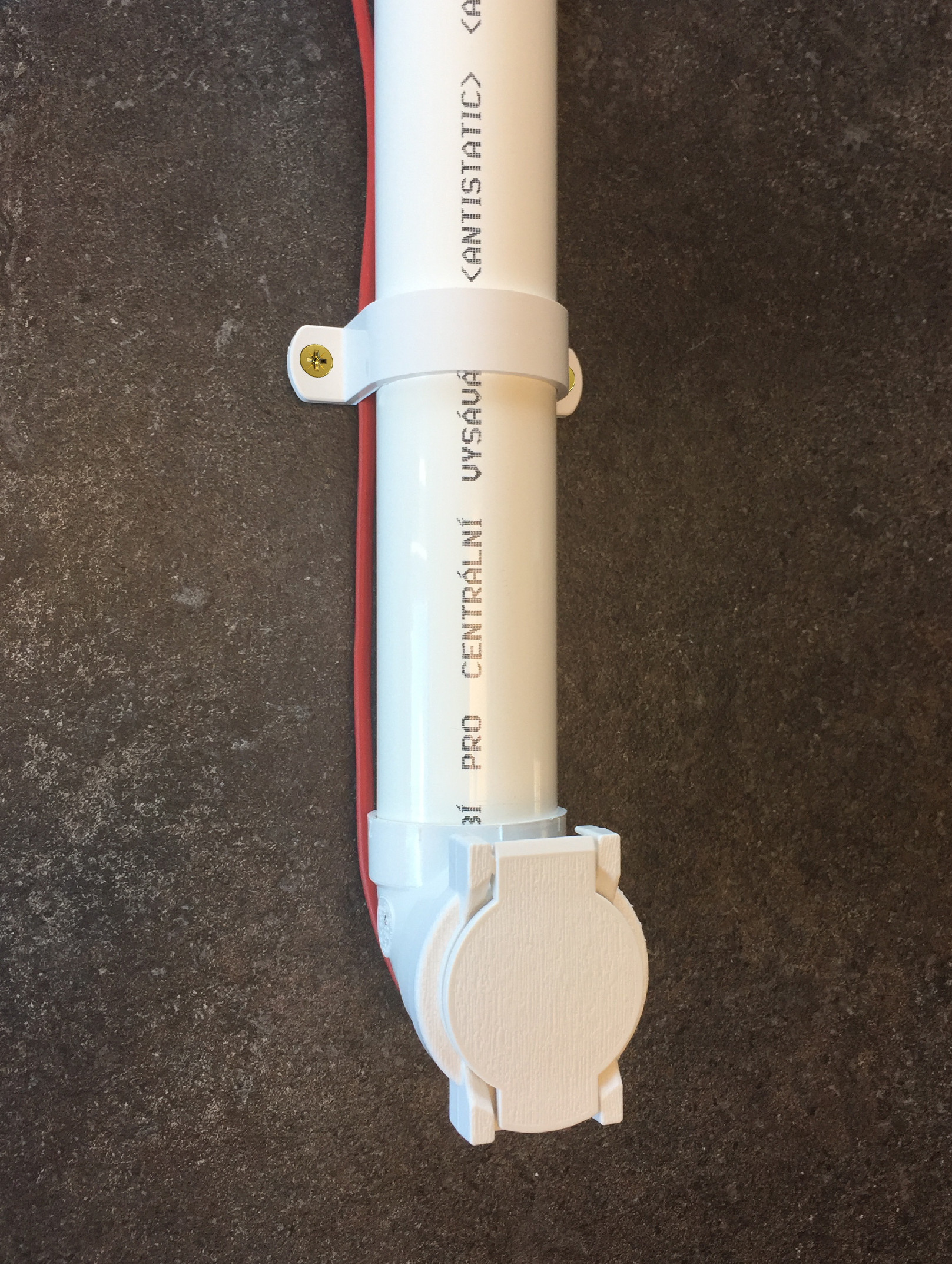 Vysávačová zásuvka nástenná - biela, určené na povrchovú montáž.