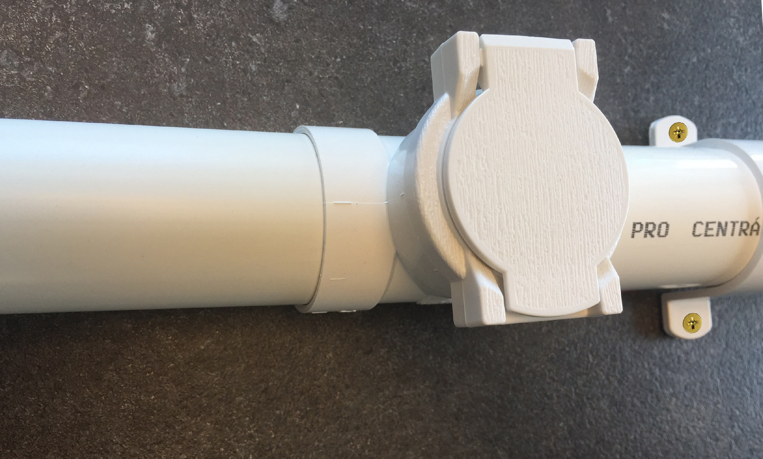 Vysávačová zásuvka nástenná - biela, určené na povrchovú montáž.