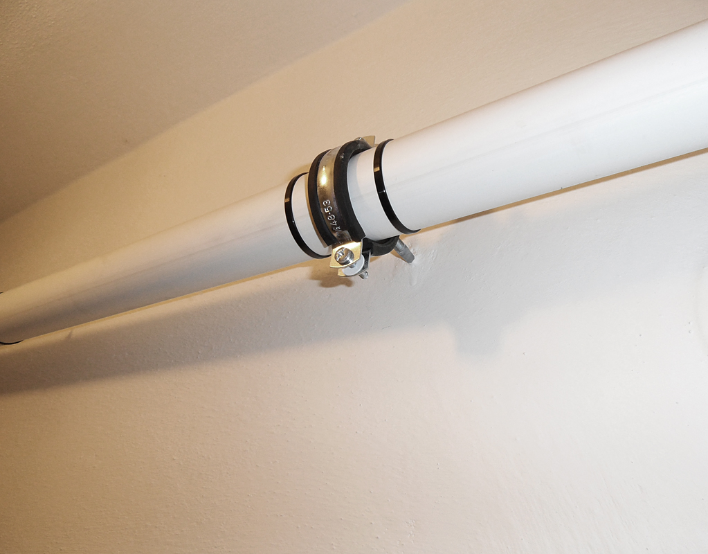 Kovová objímka s výstelkou na kotvenie potrubia centrálneho vysávania (s kombi skrutkou M8x80).