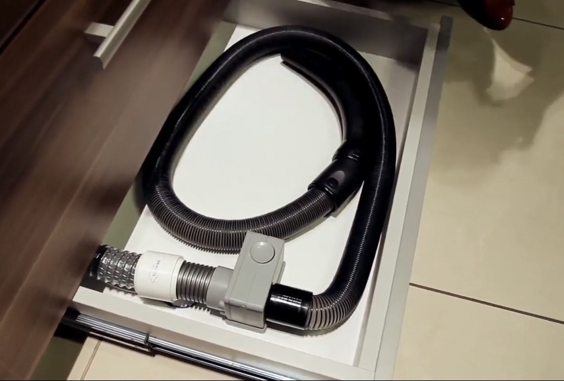 Speed ​​Leo DRAWER - Naťahovacia hadica (5 m) - pre rýchle a jednoduché upratovanie.