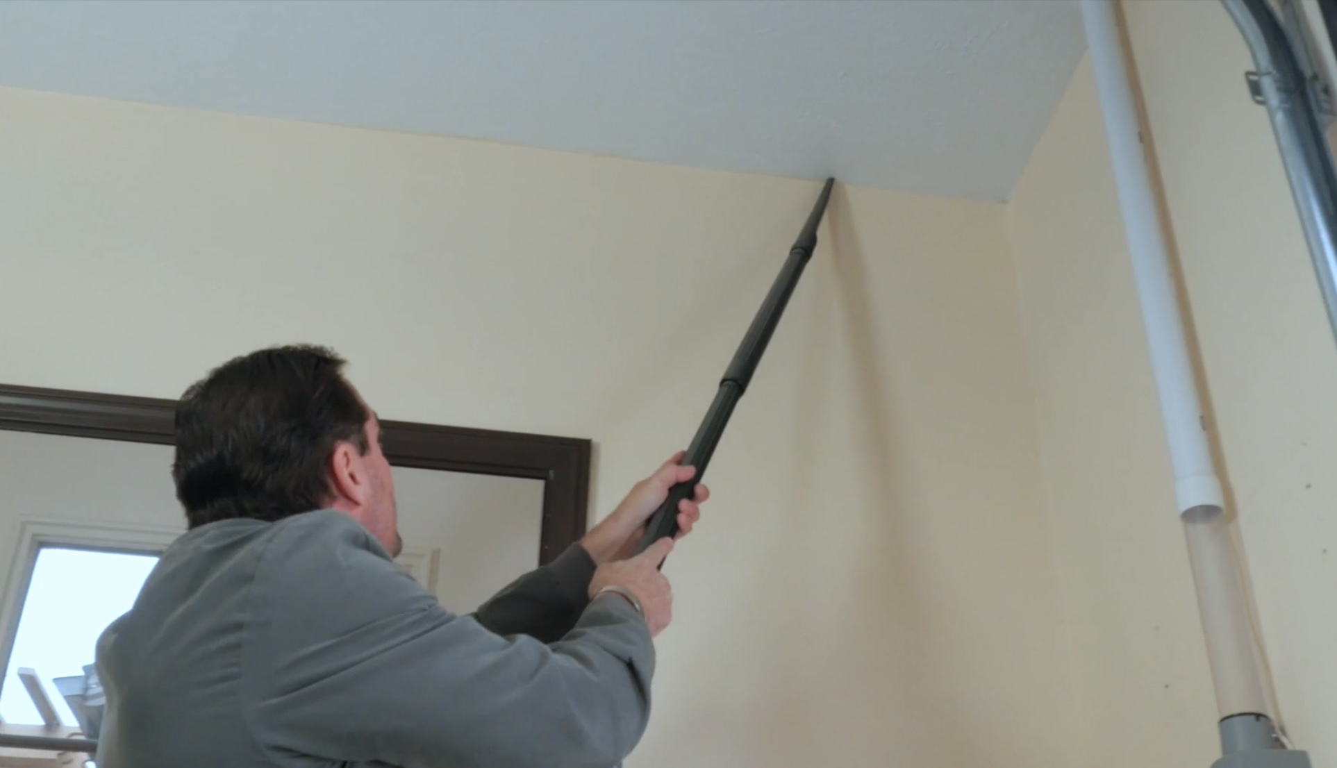 Vroom Retract Vac 9,1 m - Zasúvacia hadica do garáže - Inštalačný komplet s potrubnými dielmi, zaťahovacou hadicou a príslušenstvom na centrálne vysávanie (8 ks).