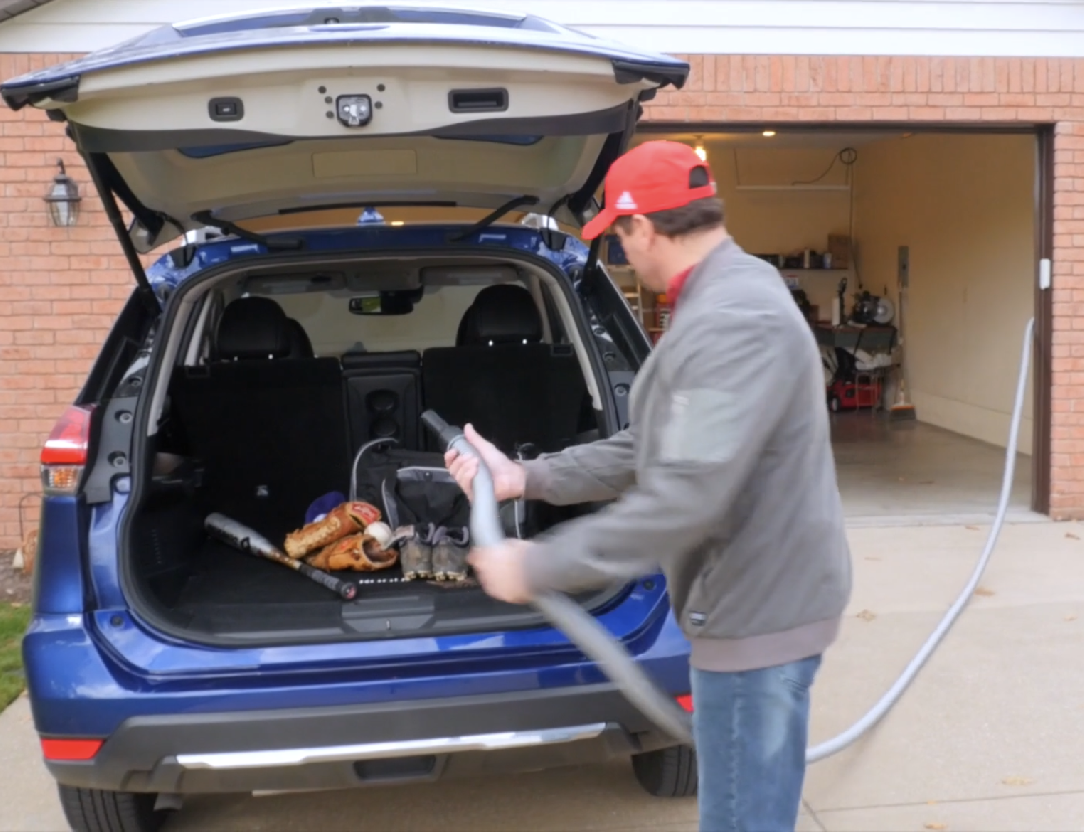 Vroom Retract Vac 12,2 m - Zasúvacia hadica do garáže určená na centrálne vysávanie.