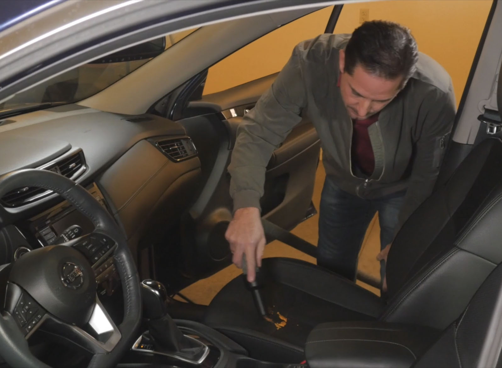 Vroom Retract Vac 9,1 m - Zasúvacia hadica do garáže určená na centrálne vysávanie.